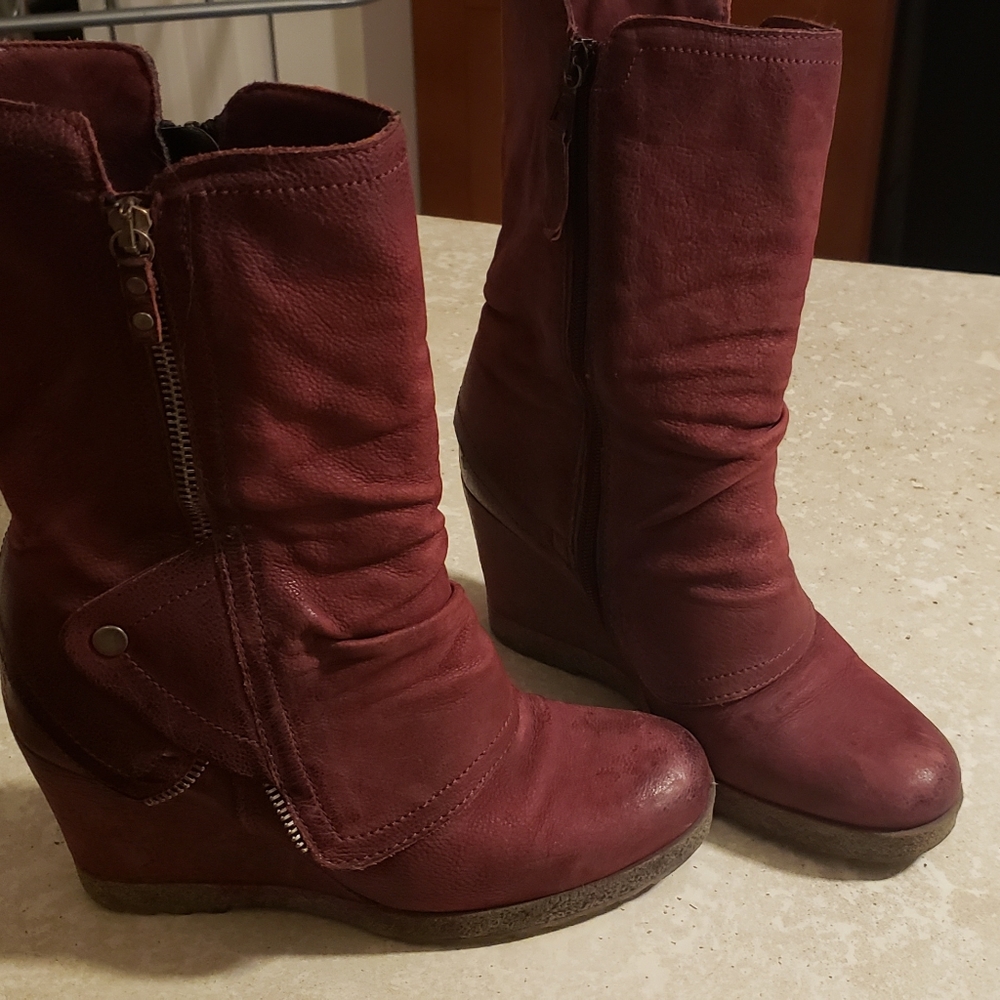 Size 39 MJUS wedged boot